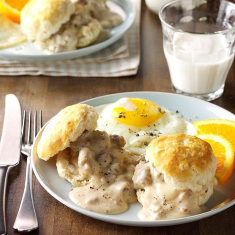 Southern Biscuits And Gravy, Biscuits And Sausage Gravy, Biscuits And Sausage, Cracker Barrel Copycat Recipes, Homemade Sausage Gravy, Cracker Barrel Recipes, Southern Breakfast, Comfort Food Southern, Homemade Sausage