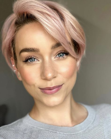 Sarah Louwho, Pink Bob, Pixie Hair, Edgy Short Hair, Hairdos For Short Hair, Playing With Hair, Hair Skin Nails, Rose Gold Hair, Pixie Bob