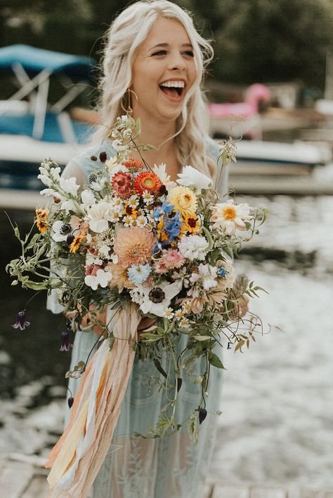 Wildflower Bridal Bouquets, Wildflower Wedding Theme, Wedding Petals, Lakeside Wedding, Wedding Flower Inspiration, Wildflower Bouquet, Wildflower Wedding, Bouquet Of Flowers, Jolie Photo