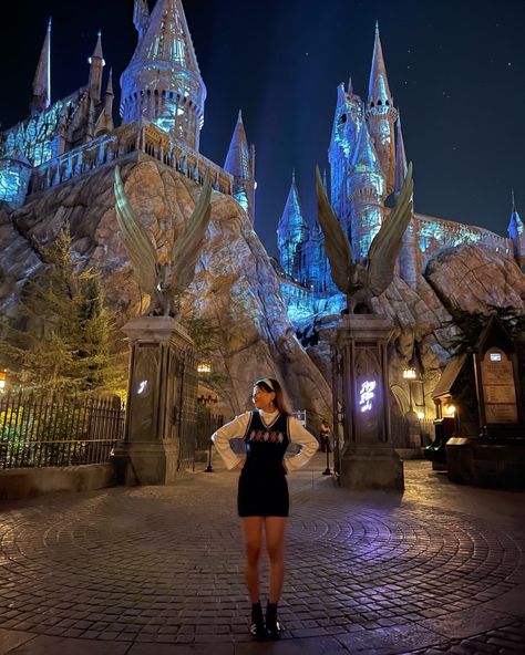 Universal Studios Poses, Wizarding World Of Harry Potter Pictures, Universal Studios Hollywood Picture Ideas, Harry Potter World Photo Ideas, Harry Potter World Outfit Summer, Universal Studios Orlando Instagram, Universal Orlando Photo Ideas, Universal Hollywood Outfit, Universal Picture Ideas