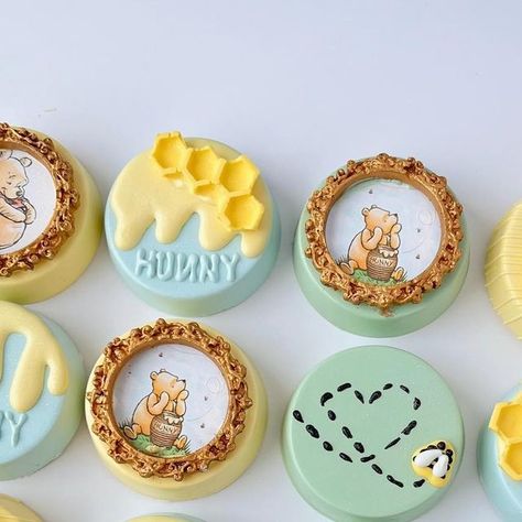 Winnie The Pooh Party, Chocolate Covered Desserts, Baby Shower Sweets, Winnie The Pooh Cake, Pooh Party, Winnie The Pooh Themes, Pop Baby Showers, Baby Shower Treats, Disney Baby Shower