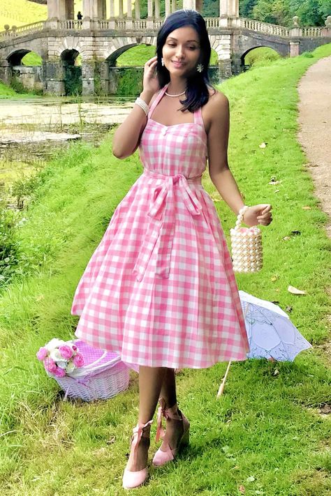 Classic Dress Vintage 1950s, Pink Birthday Outfit Baddie, 50s Housewife Outfit, 50s Outfits For Women, Coquette 60s, 50s Style Outfits, Style Pleated Skirt, Rockabilly Looks, Pink Gingham Dress