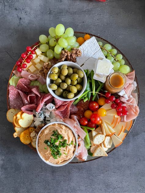 Large Round Charcuterie Board, Charcuterie Board Ideas Round, Circular Charcuterie Board, Charcuterie Round Board, Circle Charcuterie Board, Charcuterie Board Round, Cracker Platter, Diy Charcuterie Board, Sangria Party