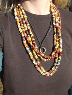 diy native american corn necklace. Instructions: http://www.care2.com/greenliving/natural-indian-corn-necklaces.html Mabon Altar, Gem Corn, Colored Corn, Flint Corn, American Corn, Glass Gem Corn, Corn Bead, Fall Crafts For Adults, Paper Crafts Magazine