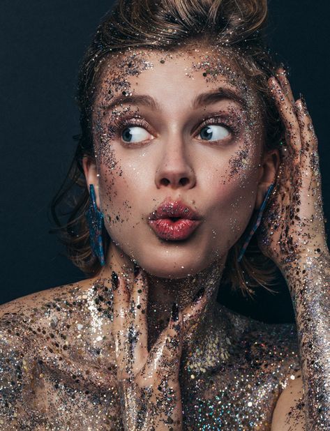 GLITTER ME PRETTY! – Issuu Glitter Photo Shoots, Glitter Photography, Photographie Portrait Inspiration, Glitter Photo, Self Portrait Photography, Creative Portrait Photography, Model Poses Photography, Makeup Photography, Shooting Photo