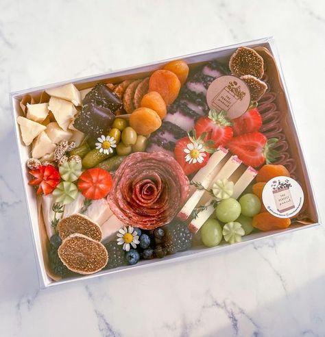 Parcel Piring, Charcuterie Packaging, Food Tray Packaging, Cheese Bouquet, Platter Boxes, Charcuterie Gift Box, Charcuterie Lunch, Grazing Food, Picnic Date Food