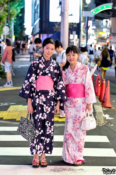 Kimono In Japan, Yukata Aesthetic, Japanese Yukata Women, Japanese Yukata Aesthetic, Yukata Women, Festival Yukata, Pretty Yukata, Japan Fireworks, Japanese Yukata