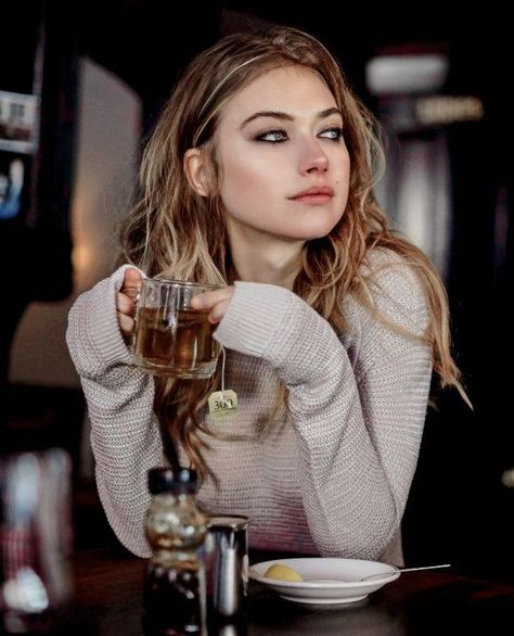 British actress Imogen Poots was born in Hammersmith, London, England, the daughter of English-born Fiona (Goodall), a journalist, and Trevor Poots, a Northern Ireland-born television producer. ... When she was a teenager she began attending the Youngblood Theatre Company, and developed a love of acting Imogen Poots, Pinup Art, Female Character Inspiration, Makeup Hacks, Foto Poses, Zac Efron, Small Tattoo, Margot Robbie, Khloe Kardashian