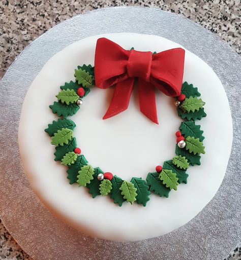 Christmas Cake Christmas Cake Simple Design, Christmas Cake Decorating Ideas Simple, Simple Xmas Cake Designs, Iced Christmas Cake, Christmas Cake Designs Easy, Christmas Cake Icing Ideas, Easy Christmas Cake Decorations, Christmas Cake Square, Christmas Cake Ideas Easy Simple