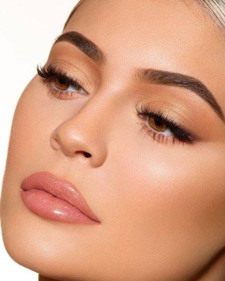 7 Everyday Eyeshadow Looks To Wear During The Day - Society19 Lys Makeup, Maquillage Kylie Jenner, Mekap Mata, Kylie Makeup, Jenner Makeup, Makeup Tip, Makeup 101, Kim K Style, Jessie James