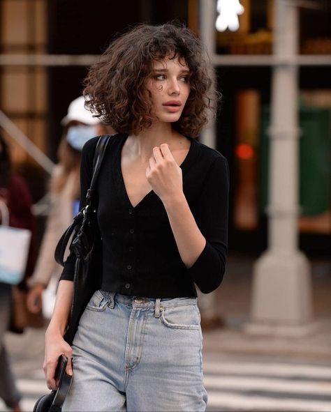 Curly Hair Photos, Nyc Model, Short Curly Haircuts, Haircuts For Curly Hair, Effortless Hairstyles, Curly Hair Inspiration, Curly Girl Hairstyles, Penteado Cabelo Curto, Brunette Girl