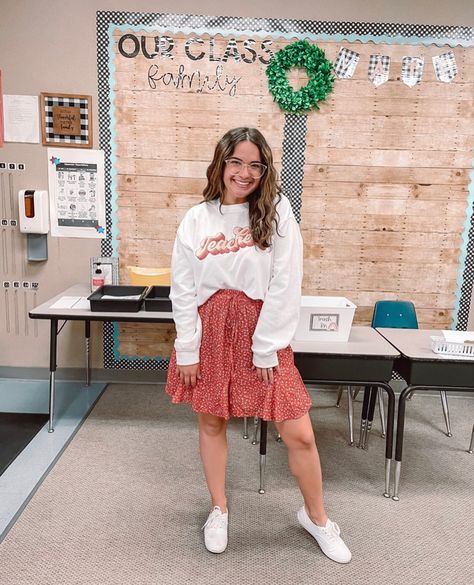 Hipster Teacher Outfits, Modest Teenage Girl Outfits, Practicum Outfit, Professor Outfits, Teacher Appropriate Outfits, Student Teaching Outfits, School Teacher Outfit, Realistic Outfits, Teacher Outfits High School