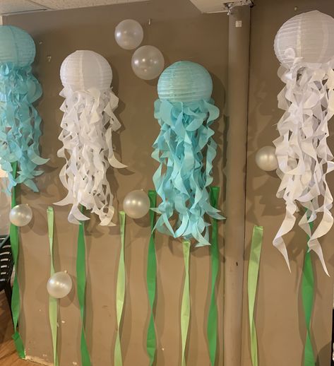 Diy Paper Lantern Jellyfish, Diy Jellyfish Lantern, Lantern Jellyfish, Diy Jellyfish Decoration, Paper Lantern Diy, Paper Lantern Centerpieces, Backdrop Photobooth, Jellyfish Lantern, Lantern Crafts