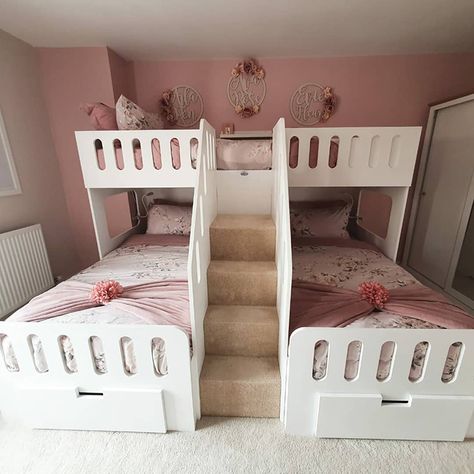 Mom Decorates Bedroom For 3 Daughters And People Love The Unique Three-Person Bed Bedroom For 3 People, Bedroom For 3, Triplets Bedroom, 3 Kids Bedroom, Kids Shared Bedroom, Bunk Bed Designs, Shared Bedroom, Bedroom Images, Shared Room