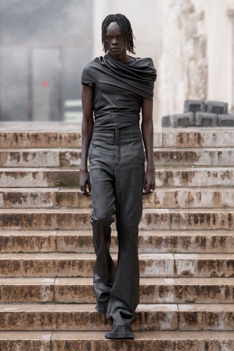 PFW: Rick Owens Spring/Summer 2024 Collection – PAUSE Online | Men's Fashion, Street Style, Fashion News & Streetwear Rick Owens Fashion, 2024 Menswear, Moda Paris, Formal Style, Fashion Show Collection, Spring 2024, 2024 Collection, Fashion Street, Rick Owens