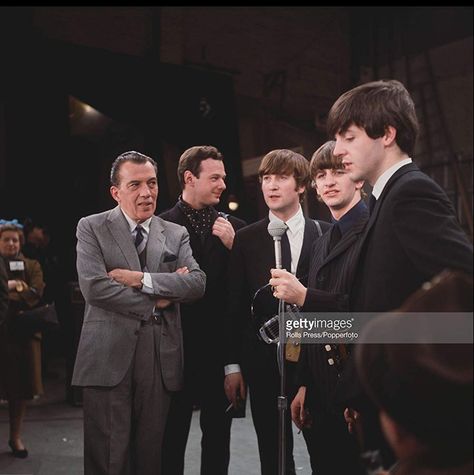 Paul McCartney, John Lennon, Brian Epstein, Ringo Starr, and Ed Sullivan in Imagine: John Lennon (1988) Beatles Ed Sullivan, The Beatles 1960, Brian Epstein, The Beatles 1, Ed Sullivan Show, Ed Sullivan, Beatles Music, Beatles Photos, The Ed Sullivan Show