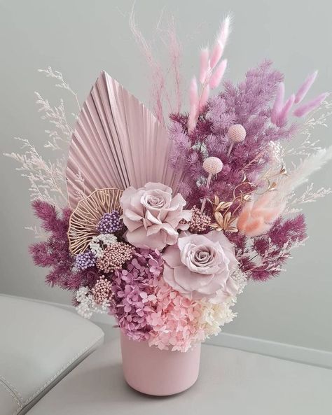 Diy Dried Flower Arrangement, Wall Hanging Ideas, Hanging Ideas, Flower Box Gift, Paper Wall Hanging, Flower Gift Ideas, Flower Vase Arrangements, Modern Flower Arrangements, Flowers Bouquet Gift