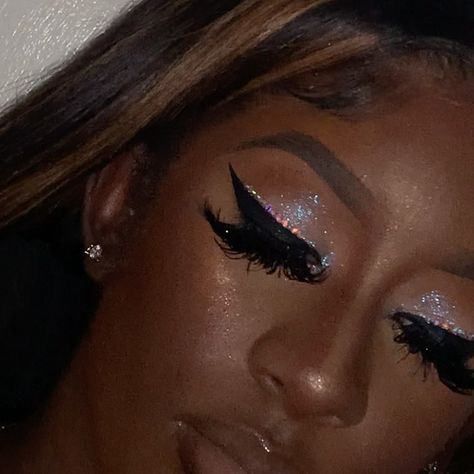 Subtle Silver Eye Makeup, Light Blue Makeup, Cinderella Makeup, Bling Outfits, Prom Glam, Girl Logic, Silver Eye Makeup, Cool Makeup Looks, Silver Eye