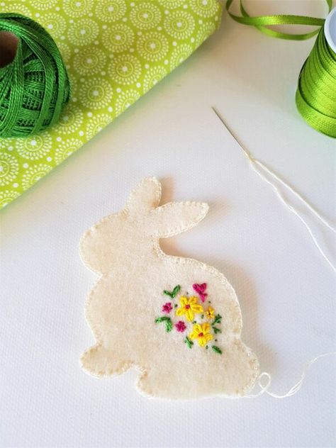 Free felt bunny pattern for hand-sewing this Easter's decorations Felt Bunny Pattern Free, Felt Bunny Pattern, Sew Bunny, Felt Bunnies, Felt Easter Crafts, Bunny Brooch, Easter Patterns, Crafts Spring, Easter 2024