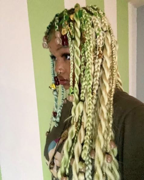 Green Jade Braids, Jaded Braids Tutorial, Black Ppl Hairstyles, Blonde And Green Braids, Jade Braids With Bangs, Braid Layout, Jade Braids Tutorial, Jade Locs, Green And Blonde Braids