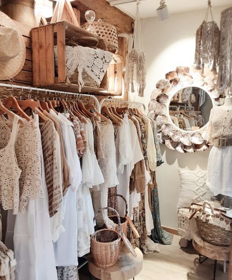 Cute Boutiques Store, Boho Boutique Ideas, Cloth Shop Interior Design Small Spaces, Cozy Boutique Interior, Van Boutique, Small Botique Interiors Ideas, Small Boutique Decor, Mini Boutique Store Ideas, Botique Interiors Ideas