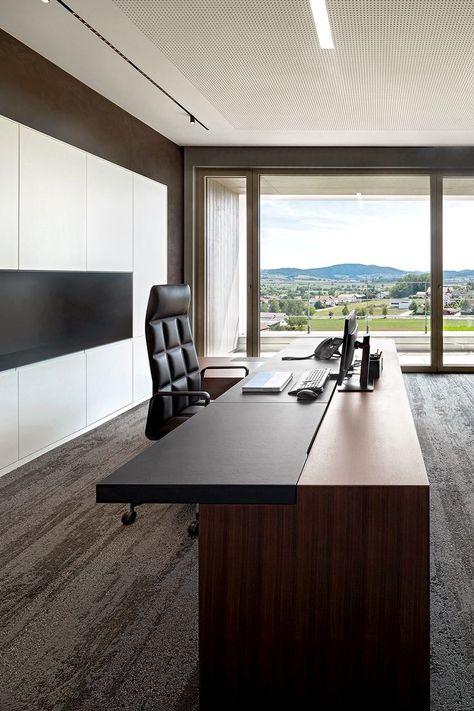 The spacious desk’s architecture made for management offices wins with clarity. With its powerful aesthetics, the streamlined proportions generate an impressive aura. For vision and trust on C level. Photo: Petra Kellner, Amberg #furniture #interior #luxuryinteriors #luxuryfurniture #design #moderndesign #modernism #madeingermany #executive #desk #office #work Executive Desk Office, Office Room Design, Luxury Office Furniture, Walter Knoll, Office Plan, Modern Office Design, Luxury Office, Unique Buildings, Desk Office