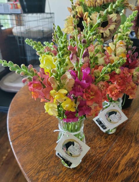 Farmers Market Flower Display, Cut Flower Stand, Flower Stand Ideas, Cut Flower Business, Cut Flower Garden Ideas, Flower Kiosk, Farmers Market Decor, Market Bouquets, Bouquet Bar