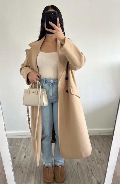 Toggle Coat Outfit, French Coat Outfits, Mantel Beige Outfit, Tan Long Coat Outfit, Beige Coat Outfits, Beige Mantel Outfit, Beige Trenchcoat Outfit, Long Tan Coat Outfit, Long Beige Coat Outfit