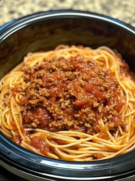 Slow Cooker Spaghetti Sauce, Spaghetti With Ground Beef, Crockpot Spaghetti, Slow Cooker Spaghetti, Spaghetti Sauce Recipe, Spaghetti Dinner, Easy Spaghetti, Slow Cooker Meatballs, Food Motivation