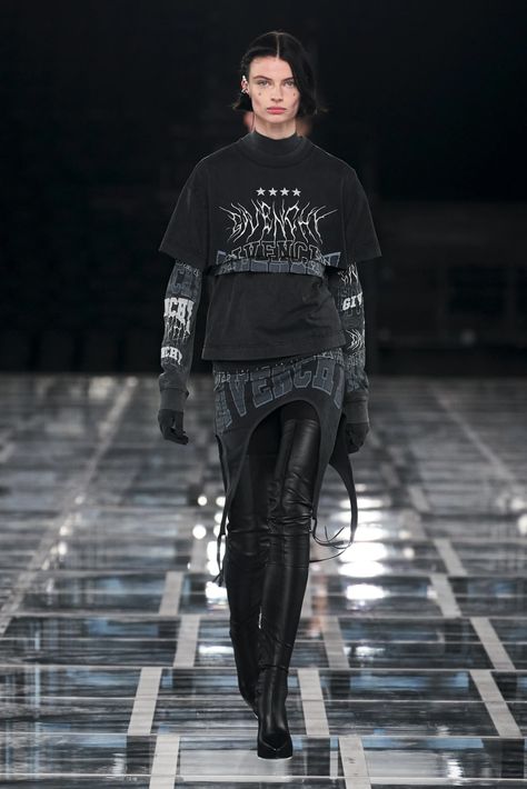 Runway Magazine, Paris Mode, Moda Paris, How To Stretch Boots, Fall 2022, Big Fashion, Mode Inspo, Fall Fashion Trends, Fashion Show Collection