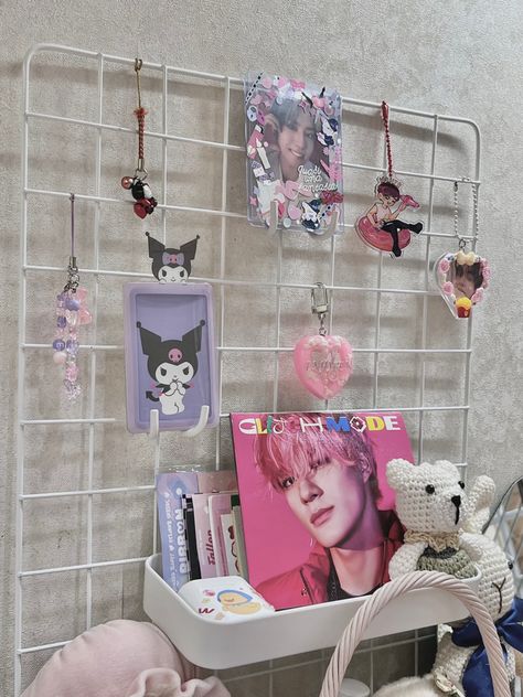 Desk Grid Board, Wall Grid Ideas Kpop, Wall Grid Kpop, Aesthetic Wall Grid Ideas, Kpop Grid Wall, Grid Board Ideas, Wall Grid Aesthetic, Wall Grid Ideas, Desk Grid