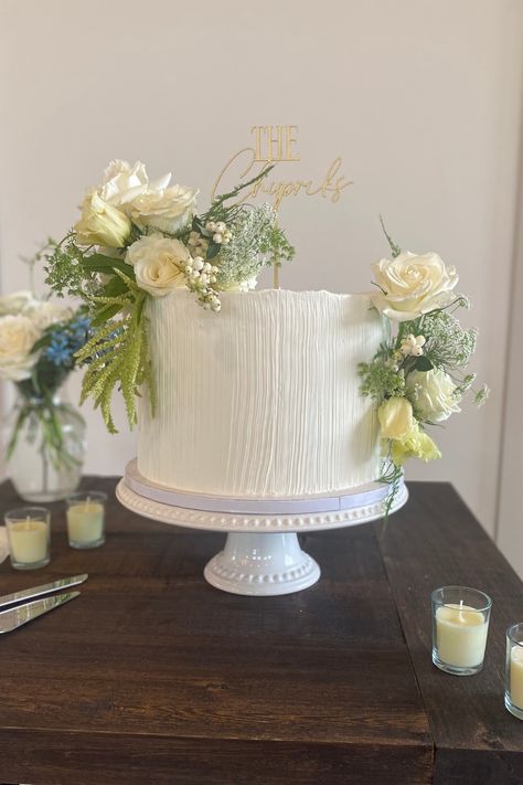 Farmhouse Box & Bloom | Woodinville, Wa florist White Rose Wedding Cake, Wedding Cake Floral, Rose Wedding Cake, All Types Of Flowers, White Rose Wedding, Floral Design Classes, Cake Floral, Wedding Cake Roses, White Roses Wedding