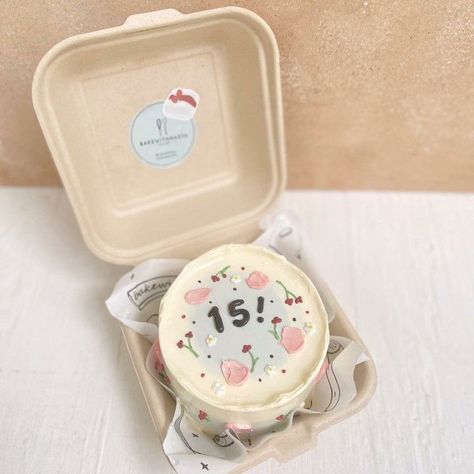 Birthday Cake Bento Aesthetic, Korean Cakes Birthday, Birthday Cake Bento Ideas, Bento Cake Cute Design, Bento Cake Design Birthday Aesthetic, Kue Korean Cake, Aesthetic Bento Cake Birthday, Bento Cake Birthday Design, Aesthetic Lunchbox Cake