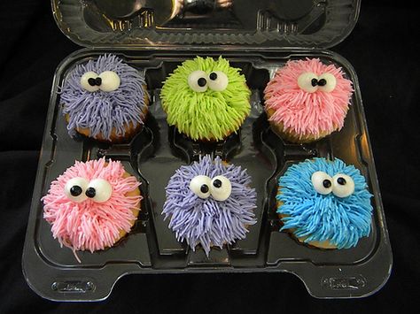 cupcakelovers:    Fuzzy monster cupcakes (via Giggy’s Cakes and Sweets)    ooh I want to try that with the frosting sometime. Can you imagine if there really were little cupcake creatures hopping around? and you just snatch one up when you’re hungry and.. bite.. down… hmmm =/ too gruesome? Pastel Cupcakes, Monster Cupcakes, Monster Birthday Parties, Wilton Cakes, Cupcake Designs, Monster Birthday, Cute Cupcakes, Fun Cupcakes, Halloween Cupcakes