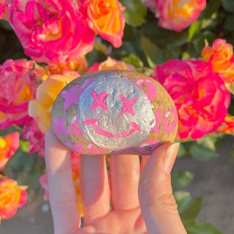 Preppy Rock Painting Ideas, Preppy Rock Painting, Rock Painting Ideas Aesthetic, Drawing Rocks, Paint Rocks, Preppy Christmas, Painted Rocks Diy, Painting Rocks, Rock Ideas