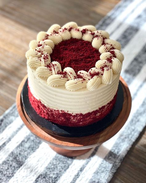 Christine Chase-Reynolds on Instagram: “Just a simple red velvet cake for a family Thanksgiving! Well, kinda😆 I had to watch this one closely, because Masons favorite is red…” Simple Red Velvet Cake, Velvet Birthday Cake, Red Velvet Birthday, Red Velvet Birthday Cake, Red Birthday Cakes, Bolo Red Velvet, Buttercream Cake Decorating, Red Cake, Simple Cake Designs