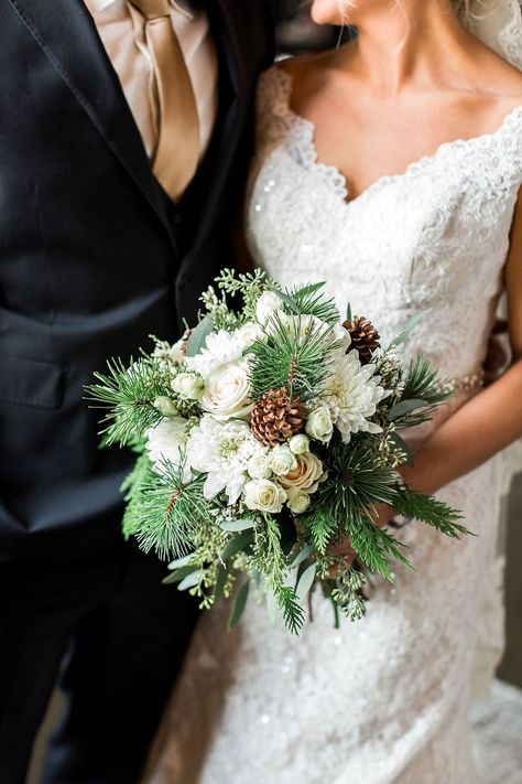 Christmas Wedding Bouquets, Winter Bridal Bouquets, White Winter Wedding, Winter Wedding Bouquet, Winter Bouquet, Winter Wedding Colors, Winter Wedding Flowers, December Wedding, Wedding Robe