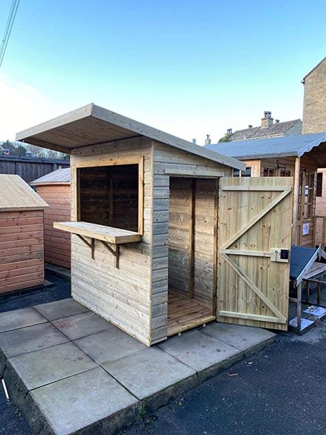 Shed Bar Ideas, Party Shed, Garden Bar Ideas, Garden Bar Shed, Garden Pub, Outdoor Garden Bar, Pallet Bar Diy, Bar Shed, Outside Bars