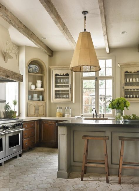 FRENCH COUNTRY KITCHEN LIGHTING IDEAS – French country kitchen lighting mustn’t be something new for home interior design lovers. This particular styl... Small French Country Kitchen, Kitchen Open Concept, Dapur Rustic, French Country Kitchen Designs, Gray Headboard, Model Dapur, French Country Decorating Kitchen, Kitchen Ikea, Country Ideas