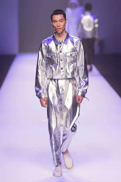 Mens Fashion Winter, Space Fashion, Space Outfit, Catwalk Fashion, Metal Fashion, Mens Fashion Week, Futuristic Fashion, Fashion Business, Mens Winter Fashion