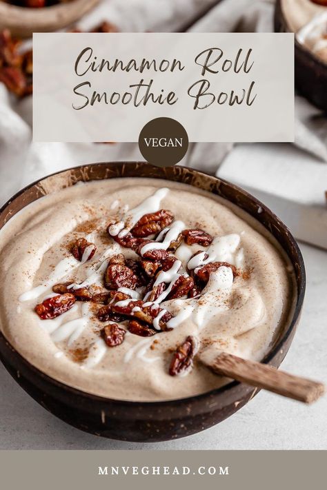 This plant-based cinnamon roll smoothie bowl is a cozy way to start your morning or the perfect pick-me afternoon snack. It’s incredibly creamy, delicious, super healthy, and definitely reminiscent of the beloved and iconic cinnamon roll...in a bowl! #plantbasedsmoothie #healthysmoothie #vegansmoothiebowl Plant Based Breakfast Bowls, Fall Acai Bowl, Bodybuilding Snacks, Cinnamon Roll Smoothie, Hearty Bowls, Smoothie Bowl Base, Vanilla Protein Shake, Smoothie Bowl Recipe Healthy, Protein Smoothie Bowl