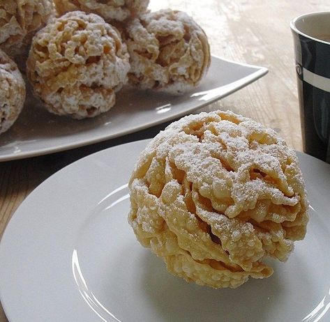 A Schneeball (snowball), is a pastry made from shortcrust pastry and is especially popular in the area of Rothenburg ob der Tauber. Its name derives from it German Recipes Dinner, German Pastries, Italian Biscuits, German Desserts, German Cake, Shortcrust Pastry, Sweet Pastries, European Food, German Food