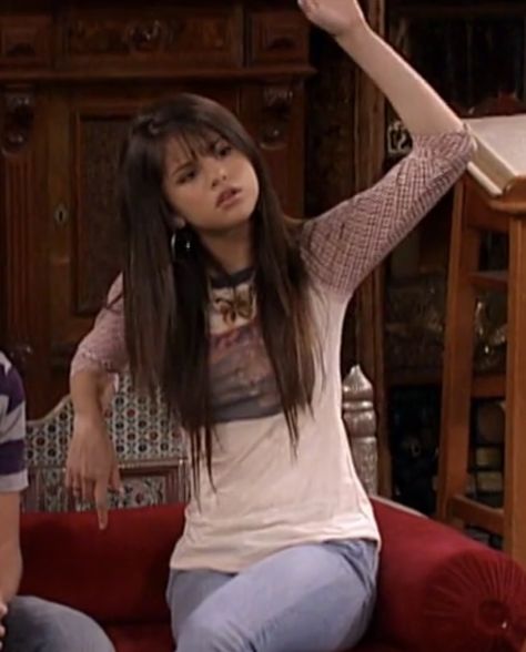 Selena Gomez Outfits 2000s, Alex Russo Fashion, Alex Russo Style, Alex Russo Hair, Wizards Of Waverly Place Outfits, Young Selena Gomez, Alex Russo Hairstyles, Selena Gomez 2000s, Alex Russo Aesthetic