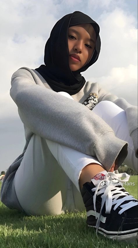 Gadis Melayu, Awek Melayu, Foto Cewek Hijab Aesthetic, Seluar Ketat, Awek Tudung, Neckwear Women, Muslim Women Fashion, Muslim Women Hijab