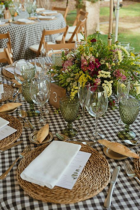 Backyard Wedding Reception Food Ideas, Printed Tablecloth Wedding, Gingham Wedding Table, Gingham Tablecloth Wedding, Family Style Wedding Dinner, Picnic Wedding Ideas, Picnic Table Wedding, Gingham Table Cloth, Gingham Wedding