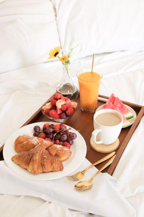 wow sometimes breakfast in bed it’s a good idea to treat yourself Mom Breakfast, Breakfast Photography, Yummy Healthy Breakfast, Good Morning Breakfast, French Breakfast, Breakfast Party, Birthday Breakfast, Breakfast Tray, Food Sweet