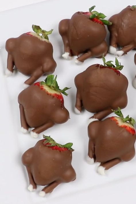 We Can't Stop Laughing at These Chocolate-Covered-Strawberry Turkeys — Here's How to Make Them Thanks Giving Sweet Treats, Pretzel Rod Turkeys, Turkey Dessert Ideas, Chicken Themed Desserts, Thanksgiving Desserts Fruit, Thanksgiving Class Party Food, Turkey Strawberries, Chocolate Covered Strawberry Turkeys, Strawberry Turkeys