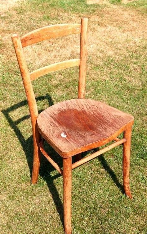 hand painted welcome chair, repurposing upcycling Painting Old Chairs, Painted Chairs Diy, Painting Plastic Chairs, Wood Chair Makeover, Painted Wooden Chairs, Painted Wood Chairs, Old Wooden Chairs, Upcycle Chair, Hand Painted Chairs