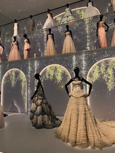 Dior History, Museum Dress, Vintage Dior Dress, Dior Couture Dresses, Dior Store, Haute Couture Dress, Fashion Museum, Dior Dresses, Dior Aesthetic