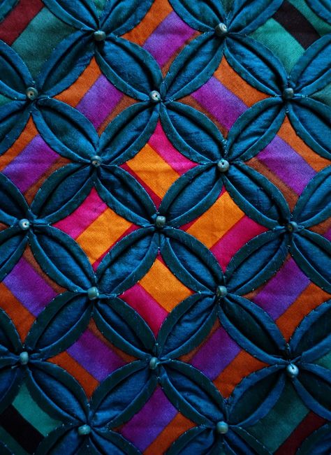 Silk cathedral windows silk quilt by Annabel Rainbow (UK), close up photo by Kameleon Quilt (Norway). Silk Quilts Ideas Beautiful, Cathedral Window Patchwork, Cathedral Quilt, Window Quilts, Origami Quilt, Window Quilt, Cathedral Window Quilts, Fabric Folding, Cathedral Window